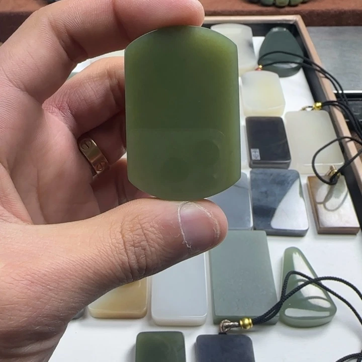 和田玉颈饰未镶嵌物**非