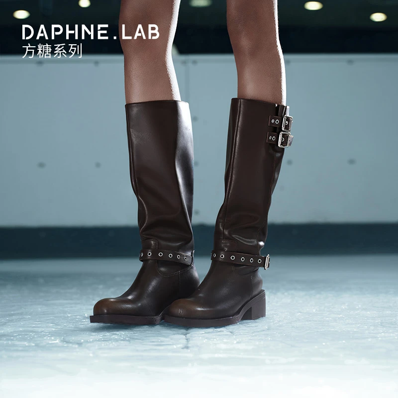 DAPHNE LAB达芙妮方糖方扣机车及膝靴2024新款厚底时装靴时髦长筒