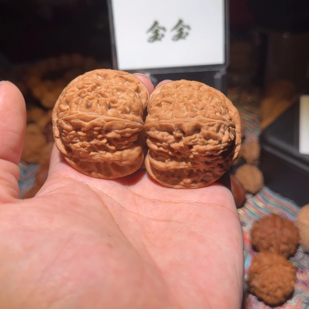 文玩核桃把件1458三角白，尺寸49 42 42