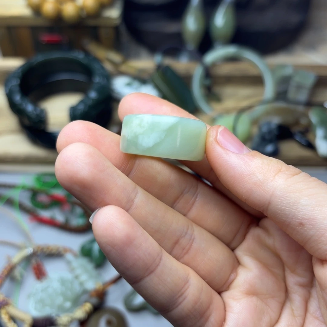 扬***九和田玉未镶嵌颈饰