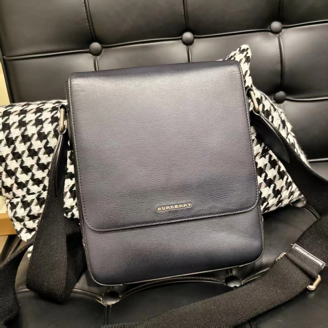 95新 BURBERRY/博柏利 蔚蓝/深蓝色邮差斜挎包