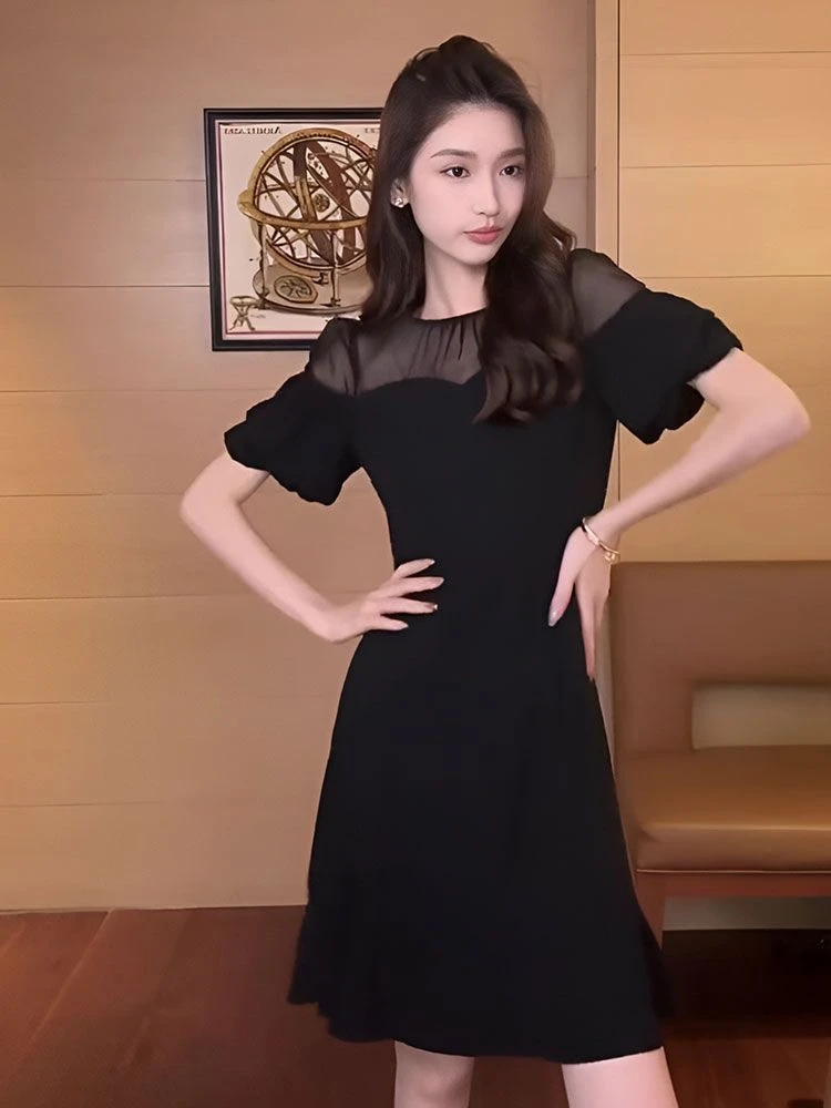 法式轻奢蕾丝拼接泡泡袖连衣裙女2025新款夏季高端精致显瘦小黑裙
