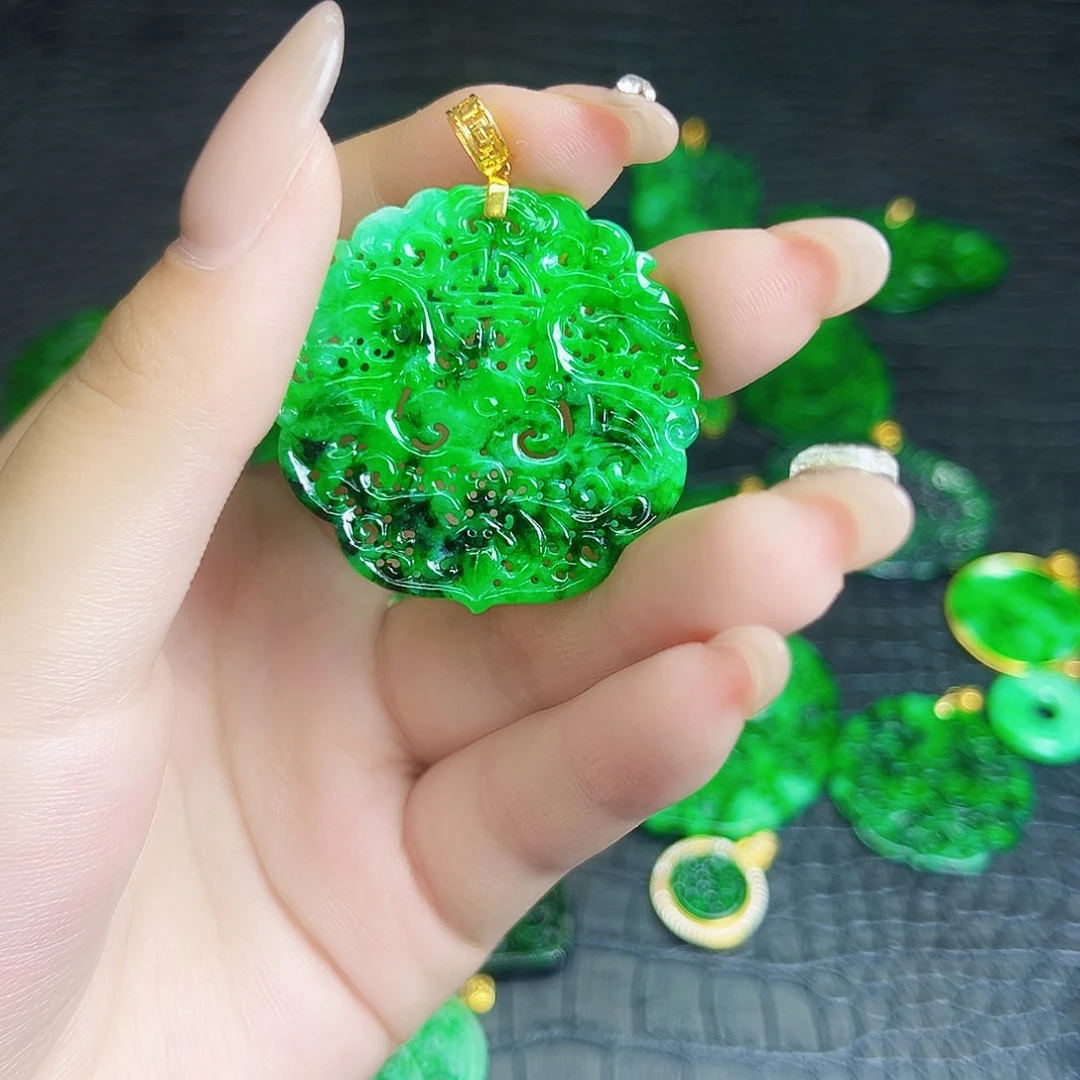 颈饰18K金镶嵌翡翠多样性