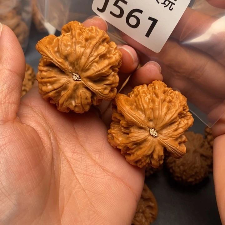 廾***桃核吊坠J561粗筋