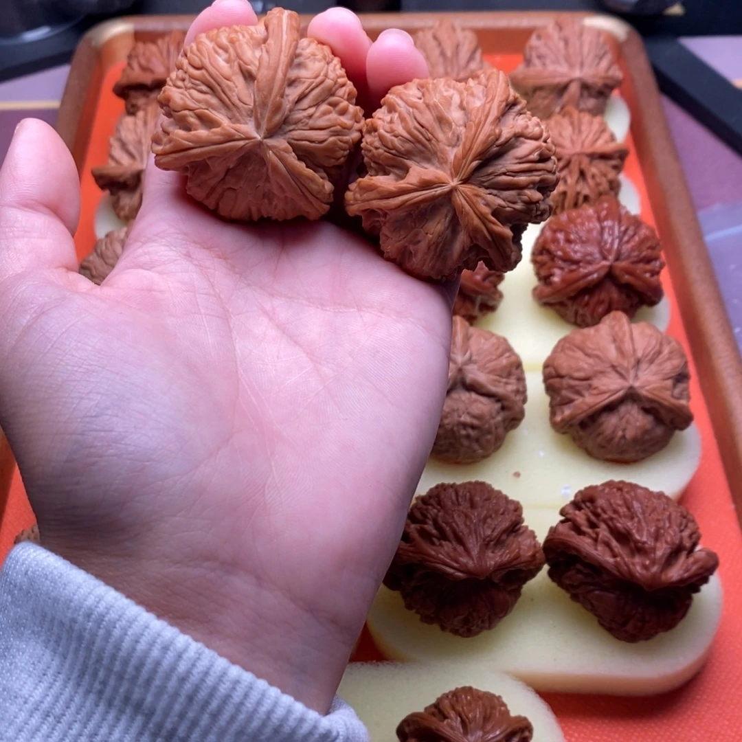 桃核吊坠白狮子正奔