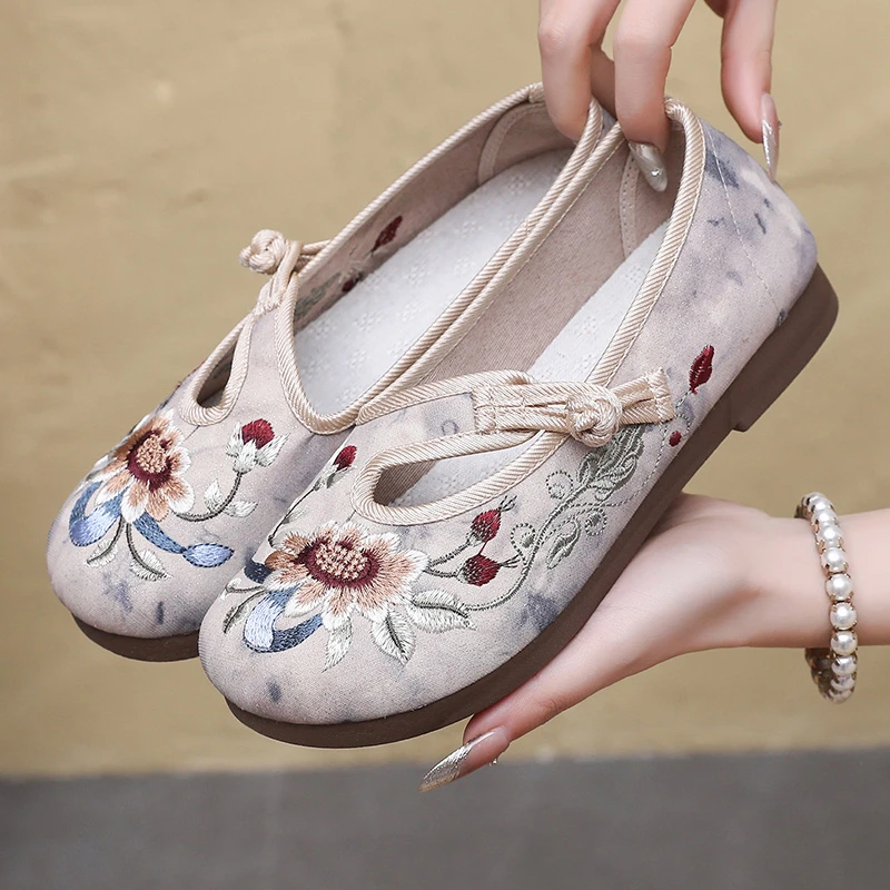 新款老北京平底布鞋软底鞋子古风防滑汉服舒适民族绣花鞋妈妈单鞋