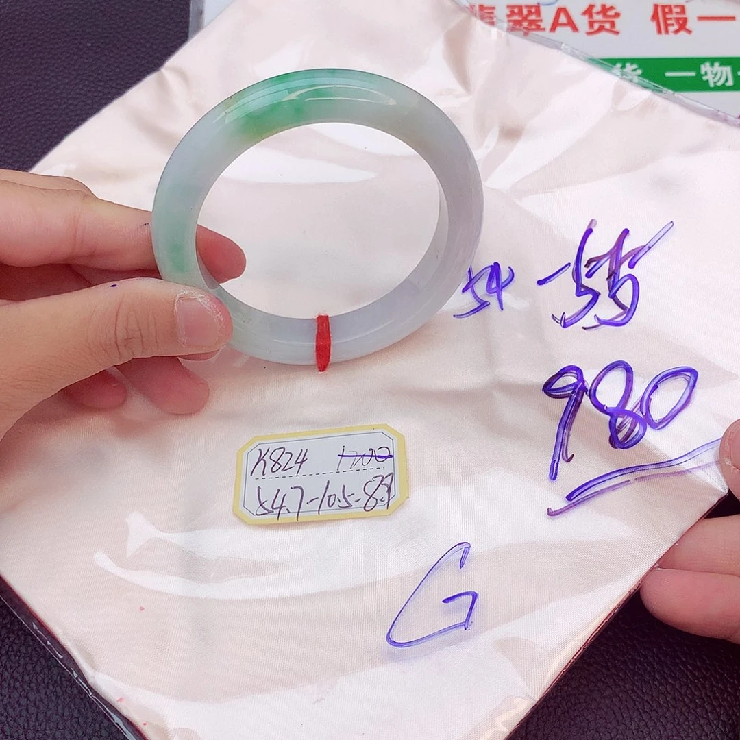 翡翠手镯未镶嵌翡翠