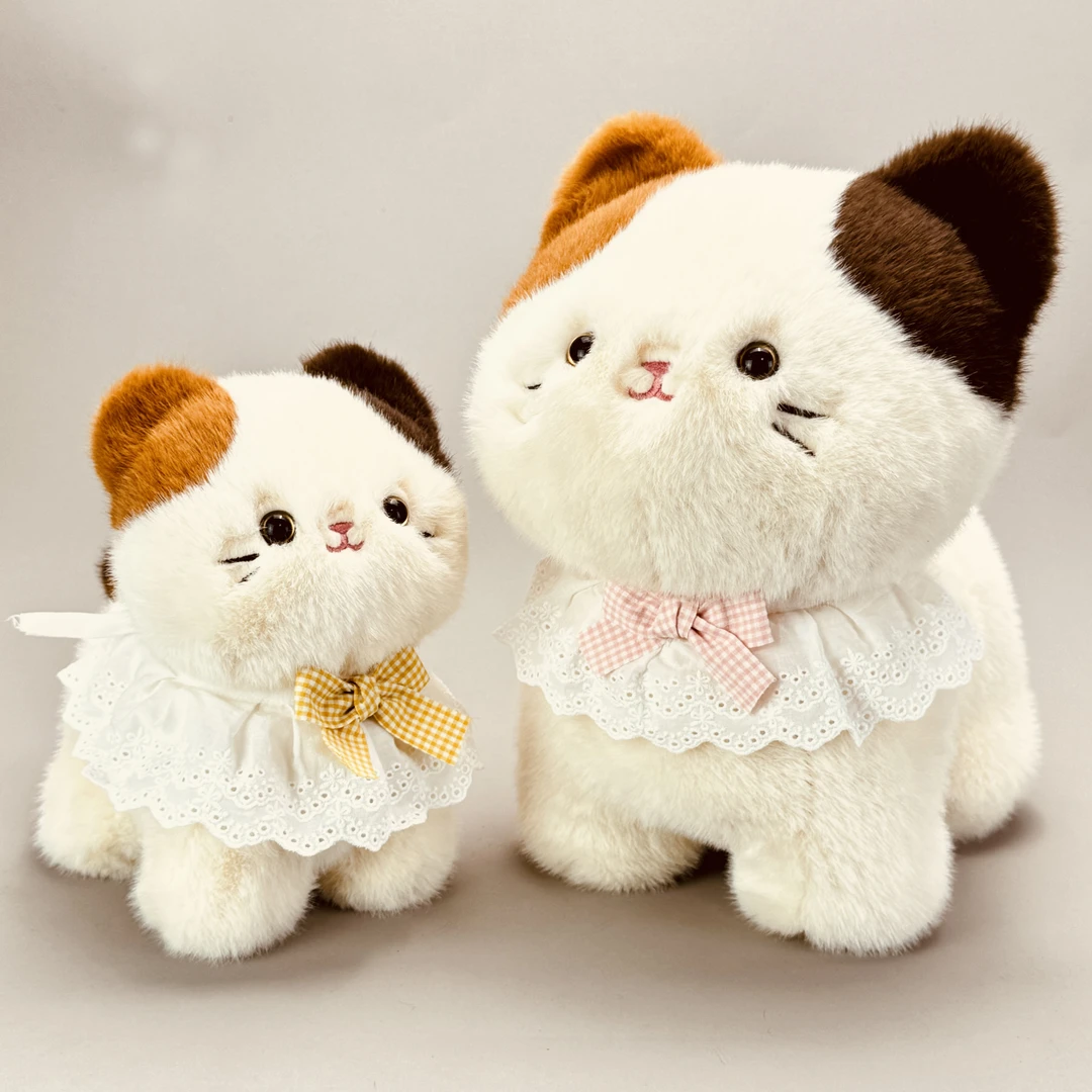 可爱围兜三花猫咪公仔玩偶布娃娃毛绒玩具女生陪睡摆件生日礼物