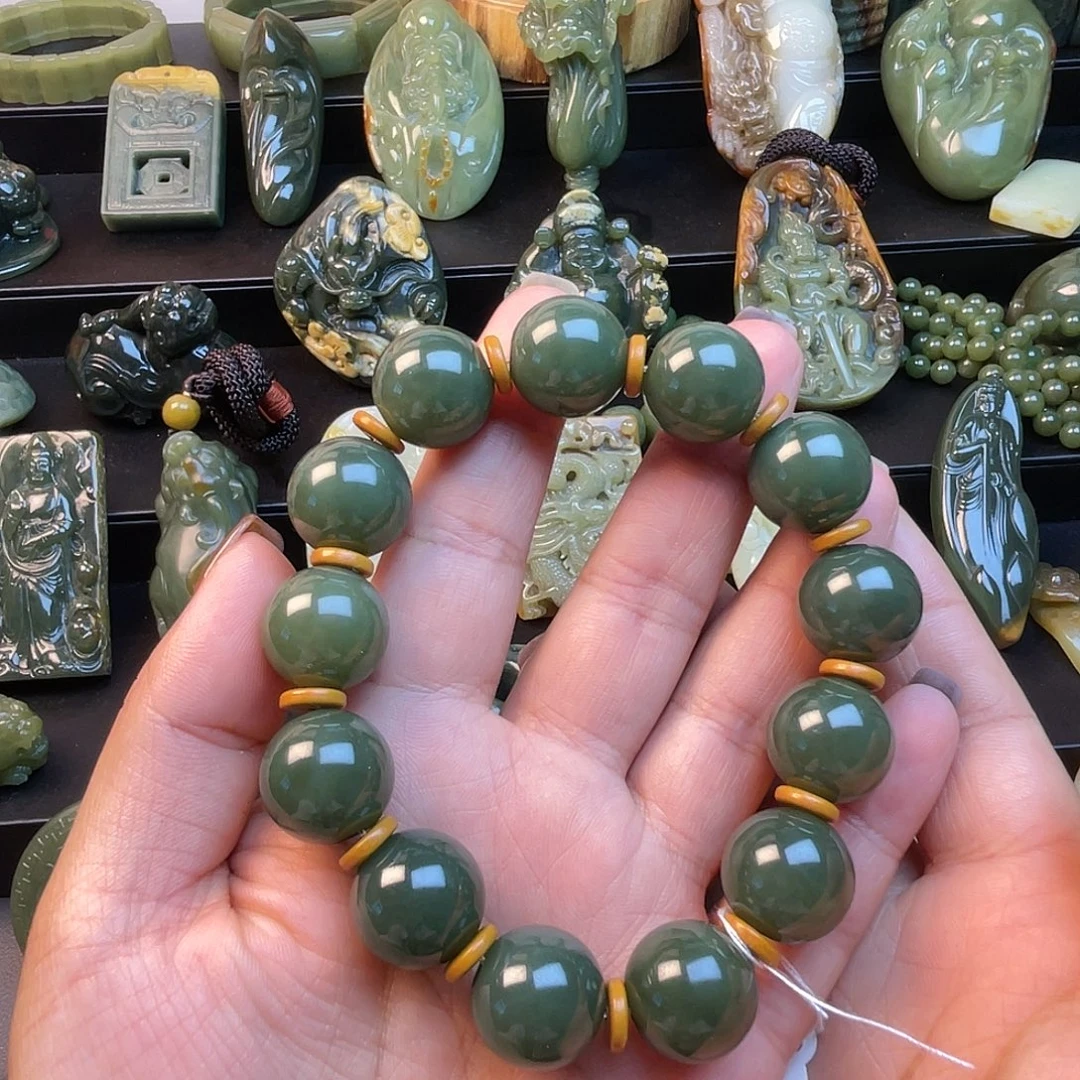 透闪石质玉未镶嵌挂件