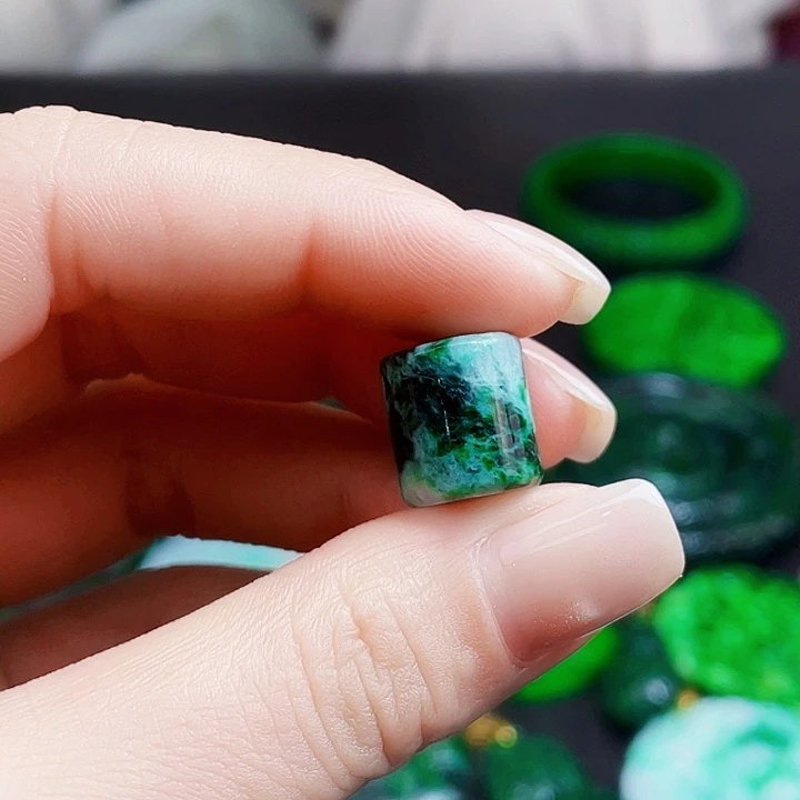 翡翠未镶嵌颈饰多样性