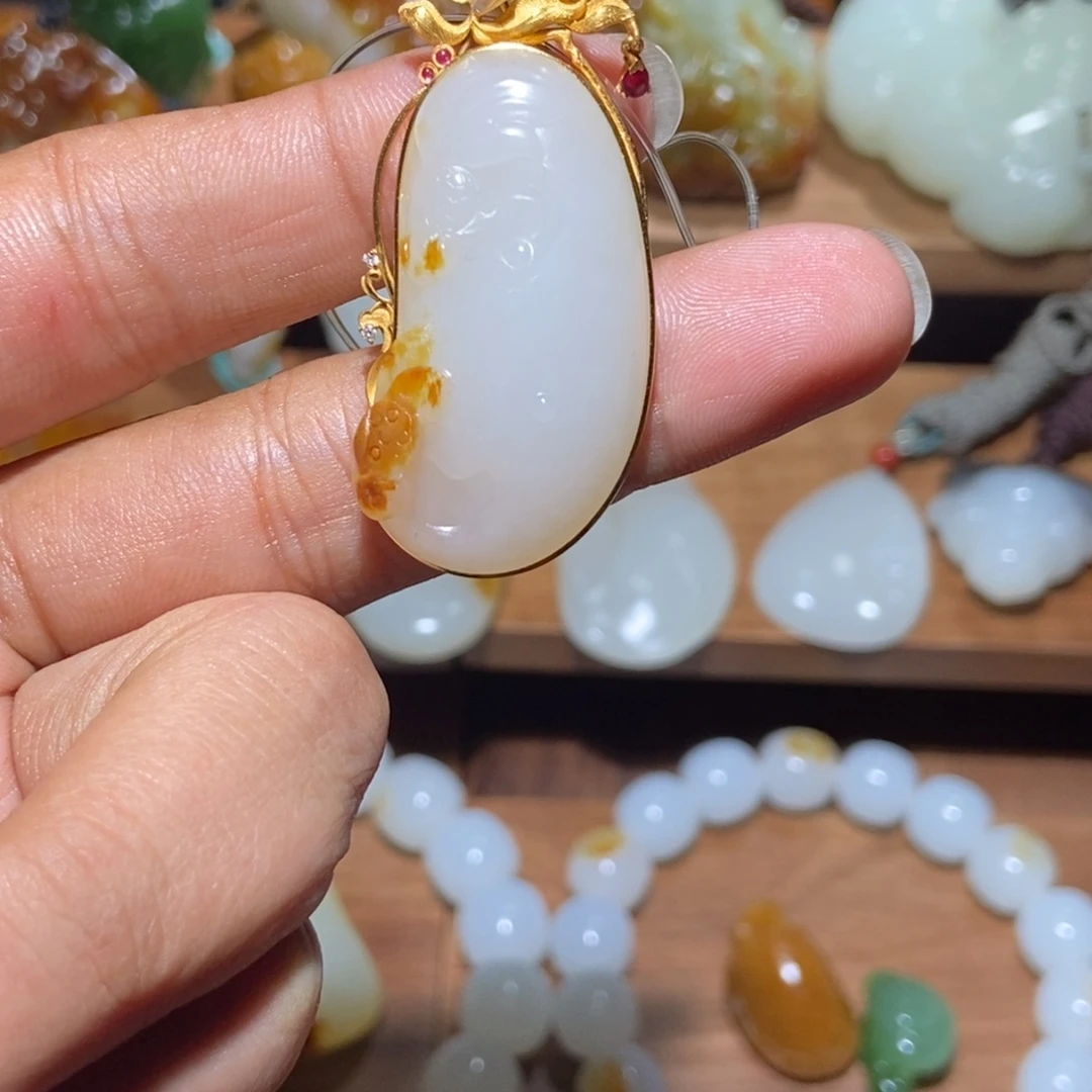 婷***和田玉未镶嵌颈饰