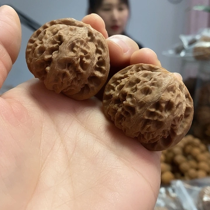 文玩核桃把件40.5宫灯红皮