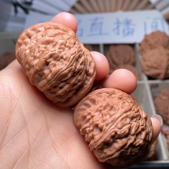 文玩核桃吊坠白狮子