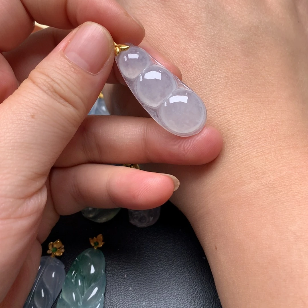 翡翠18K金镶嵌颈饰翡翠豆子