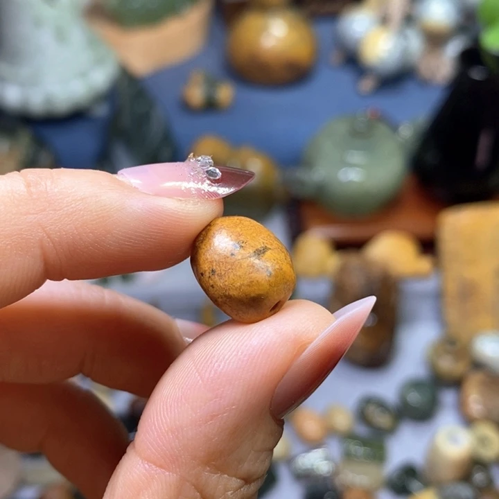 岫岩河磨玉（透闪石质玉）未镶嵌挂件随形珠