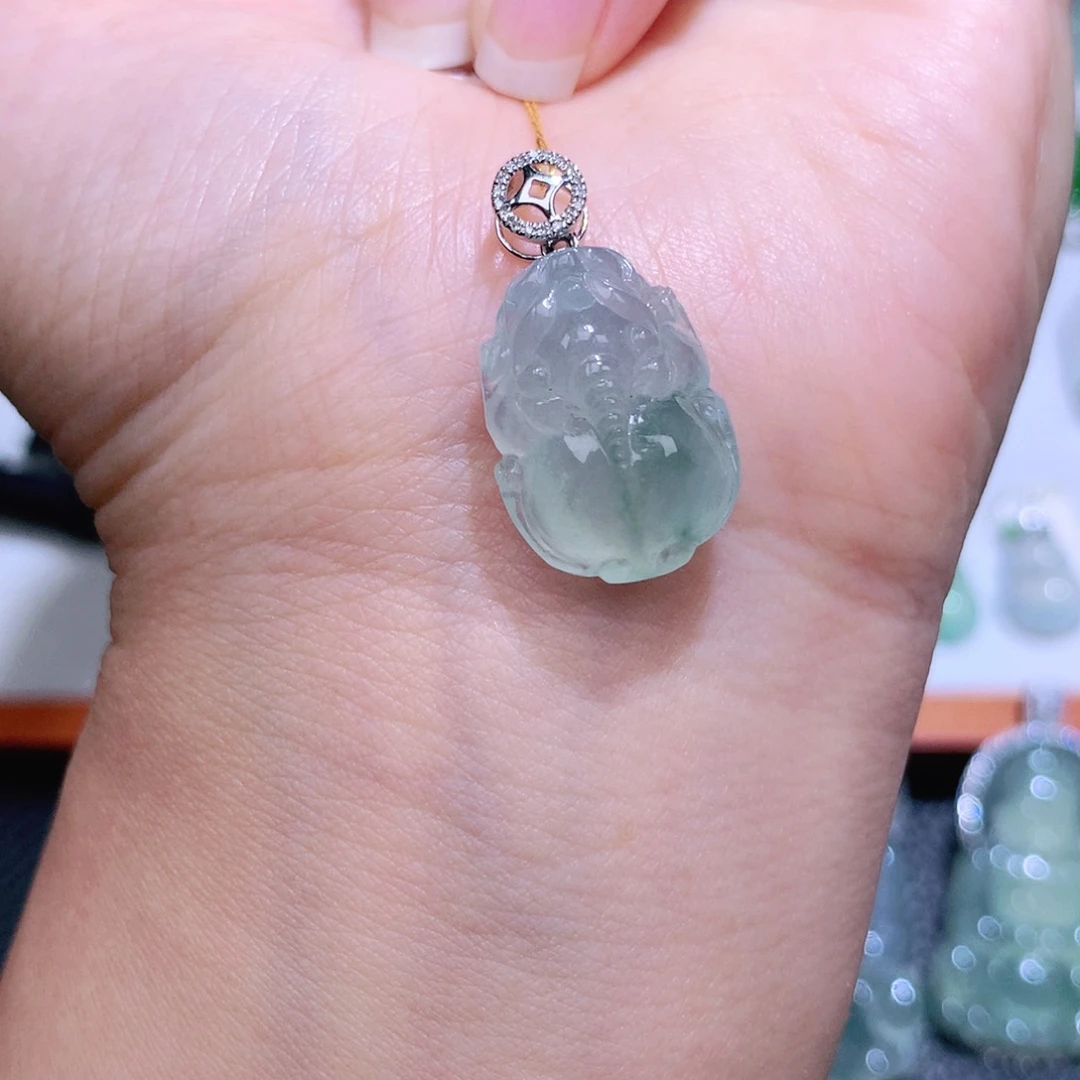 颈饰18K金镶嵌翡翠貔貅