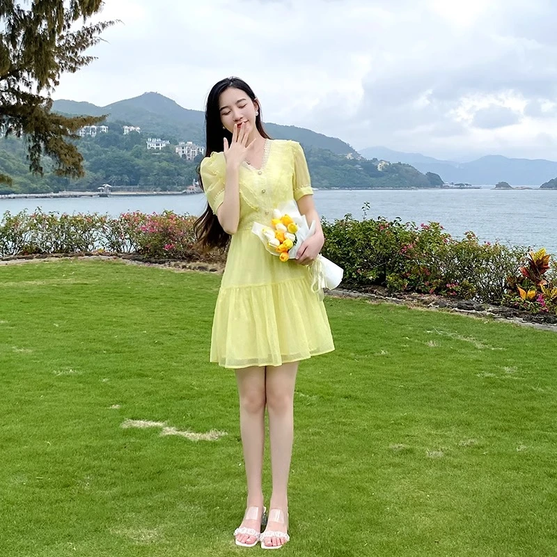 法式收腰连衣裙女夏季小个子时尚气质显瘦小众v领泡泡袖黄色裙子