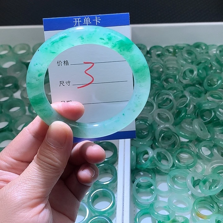 未镶嵌手镯石英质玉（非洲翠）