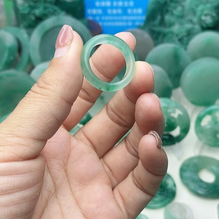 颈饰未镶嵌石英质玉