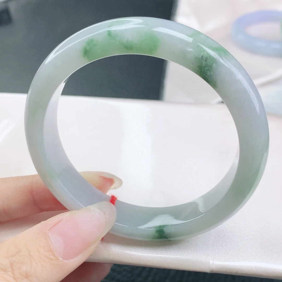 翡翠未镶嵌手镯缅甸56.4牛奶底飘绿花