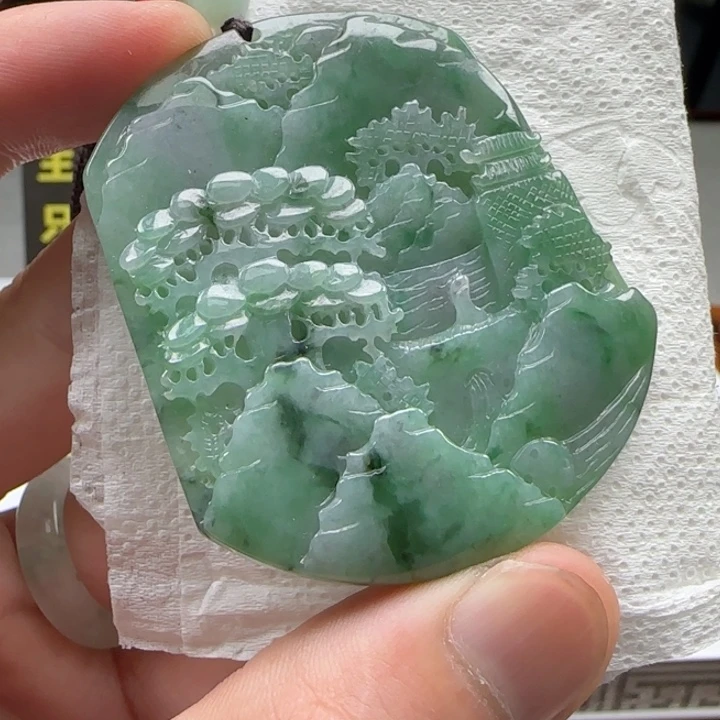 翡翠颈饰未镶嵌山水