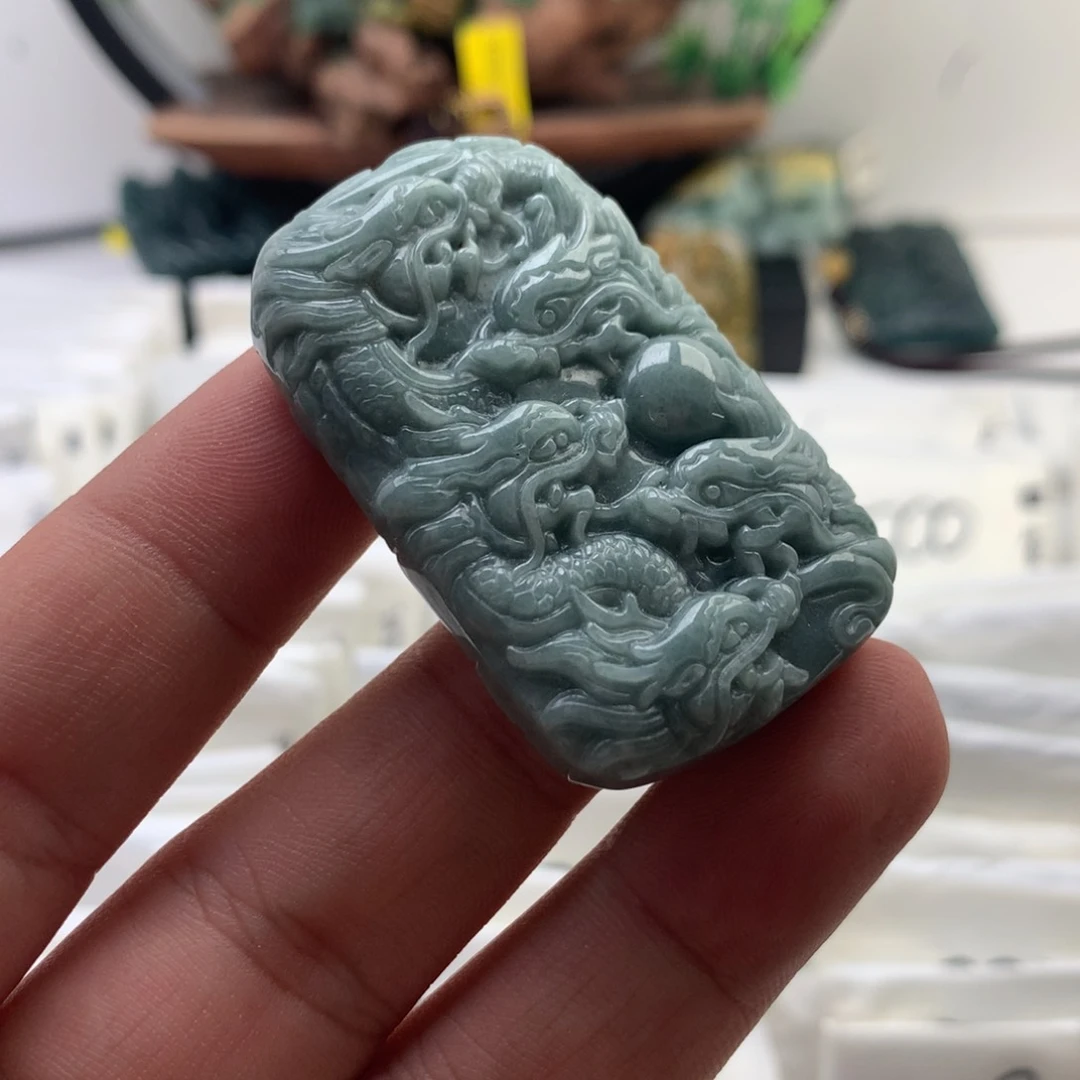 颈饰未镶嵌翡翠龙牌