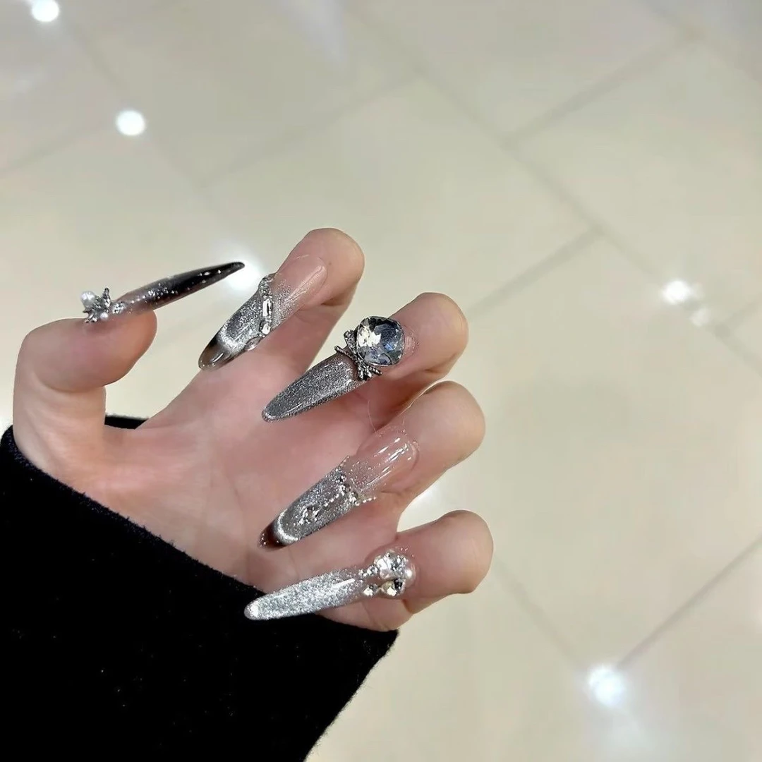 【桃桃黑巧】新款手工穿戴甲轻奢高级细狗方钻爆闪法式猫眼