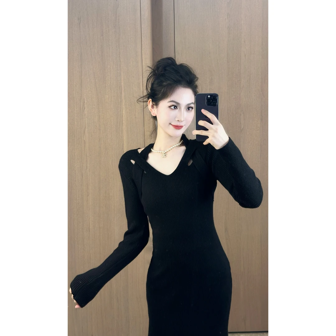 高级感配大衣针织连衣裙女秋冬内搭修身显瘦v领毛衣打底长裙