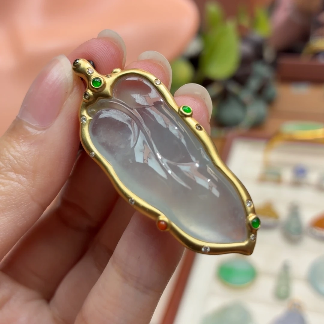 翡翠18K金镶嵌颈饰吊坠