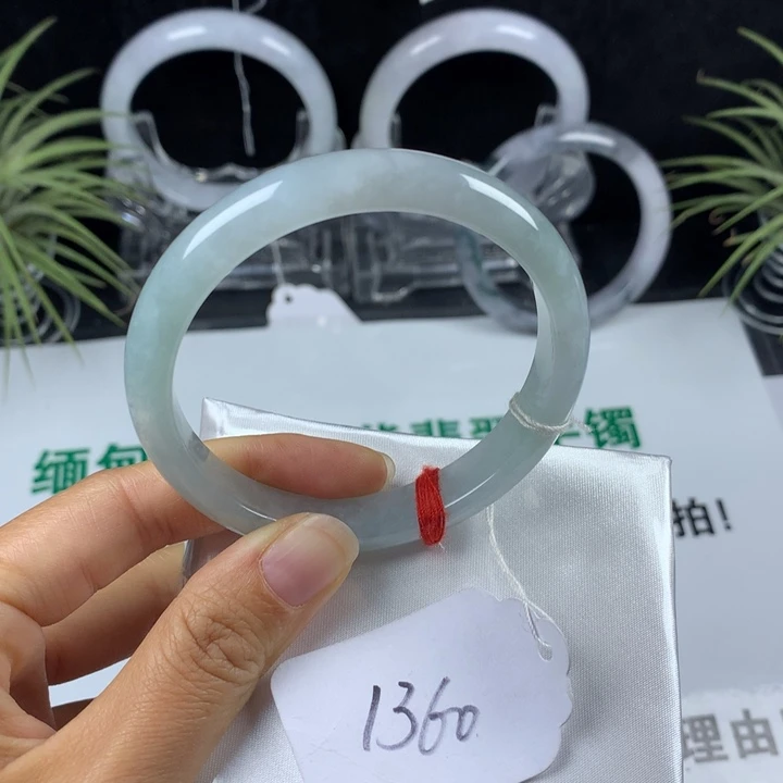 翡翠未镶嵌手镯28号。 56.2圈