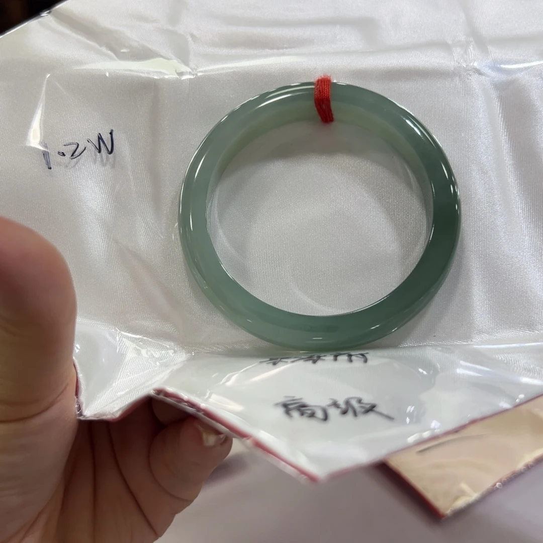 翡翠手镯未镶嵌是*手镯