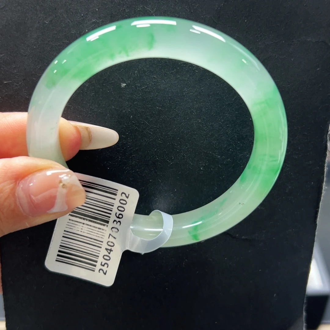 旺***只石英质玉未镶嵌手镯