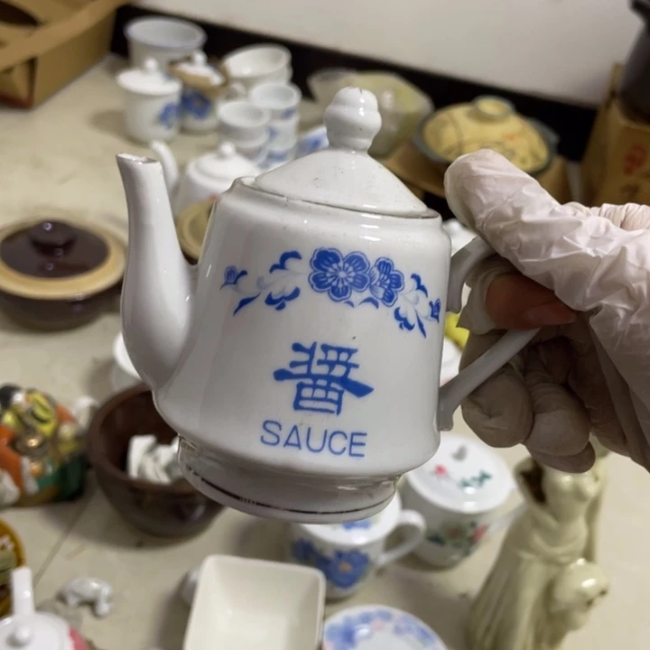 其他盘子碗砂锅都有一个酱油一个醋