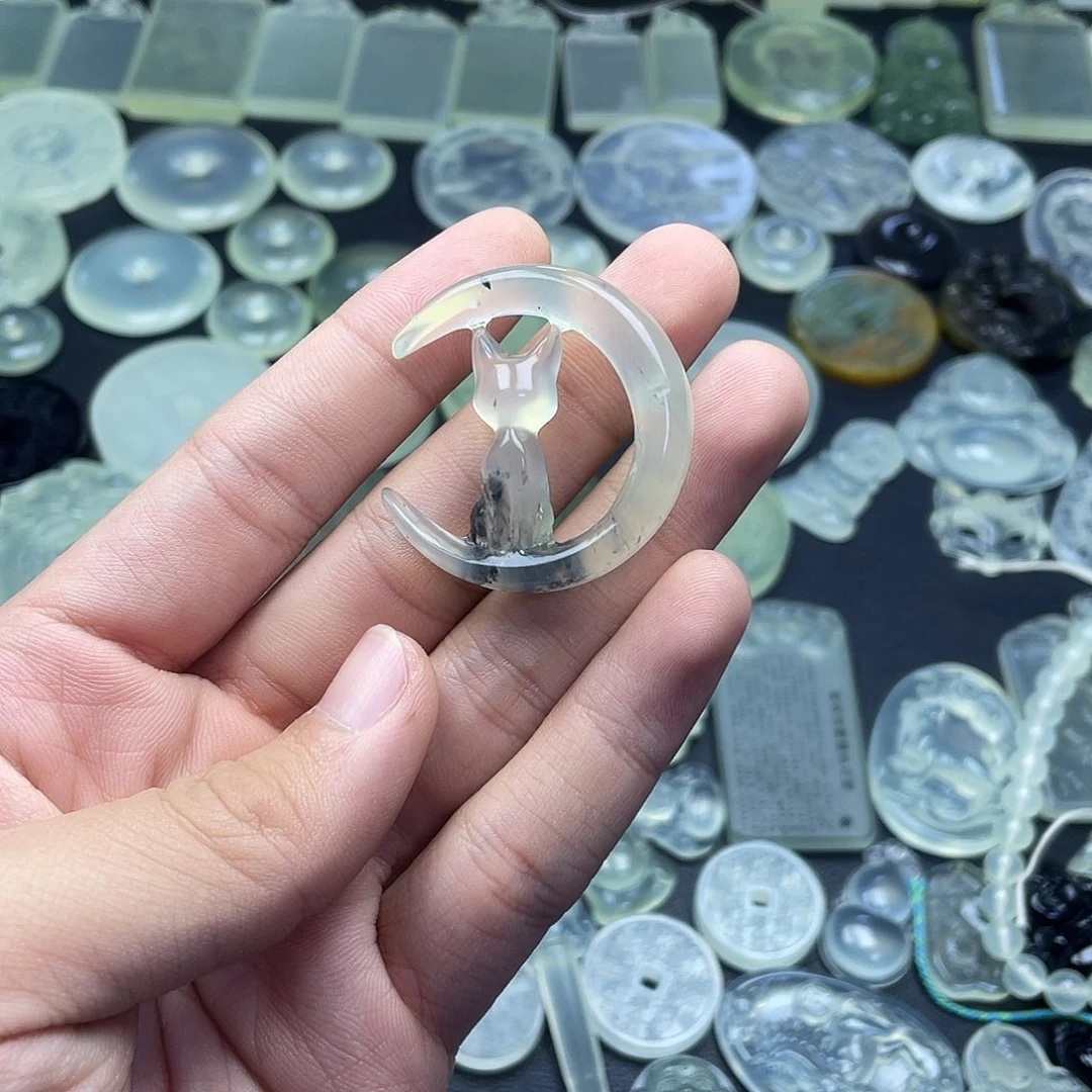 岫玉未镶嵌颈饰月亮猫