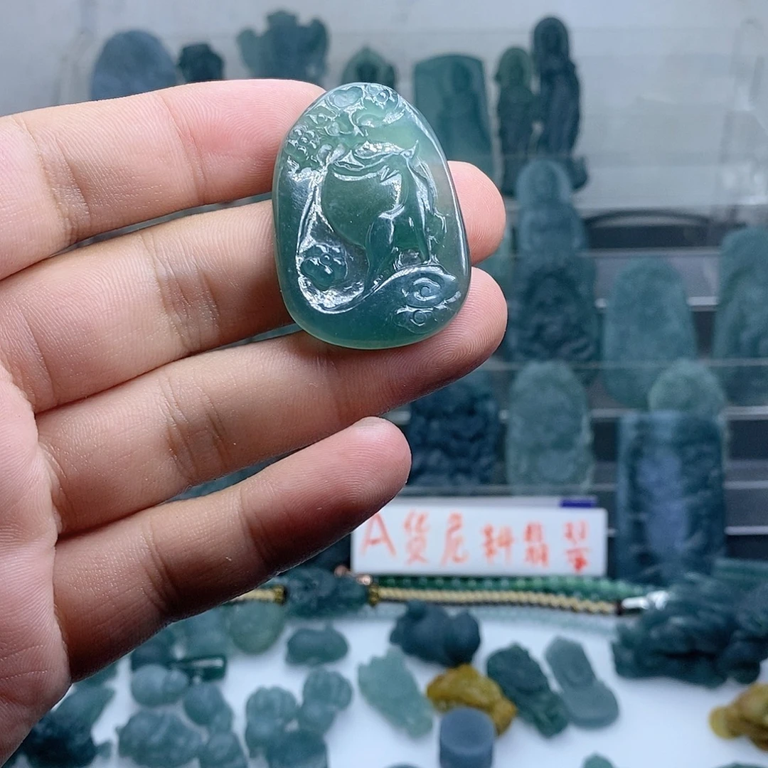 翡翠未镶嵌颈饰鹿