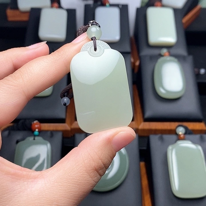 和田玉颈饰未镶嵌越***?