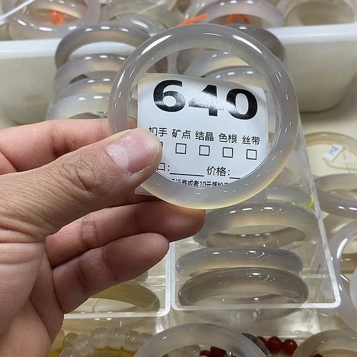 余***好玛瑙/玉髓未镶嵌手镯