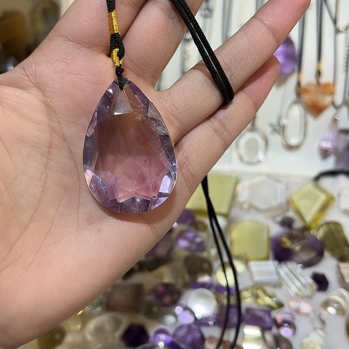 大***子未镶嵌水晶颈饰水滴