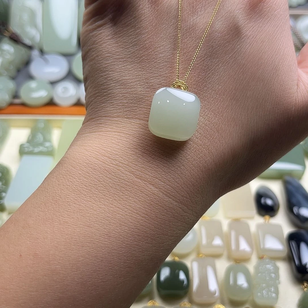 和田玉18K金镶嵌颈饰