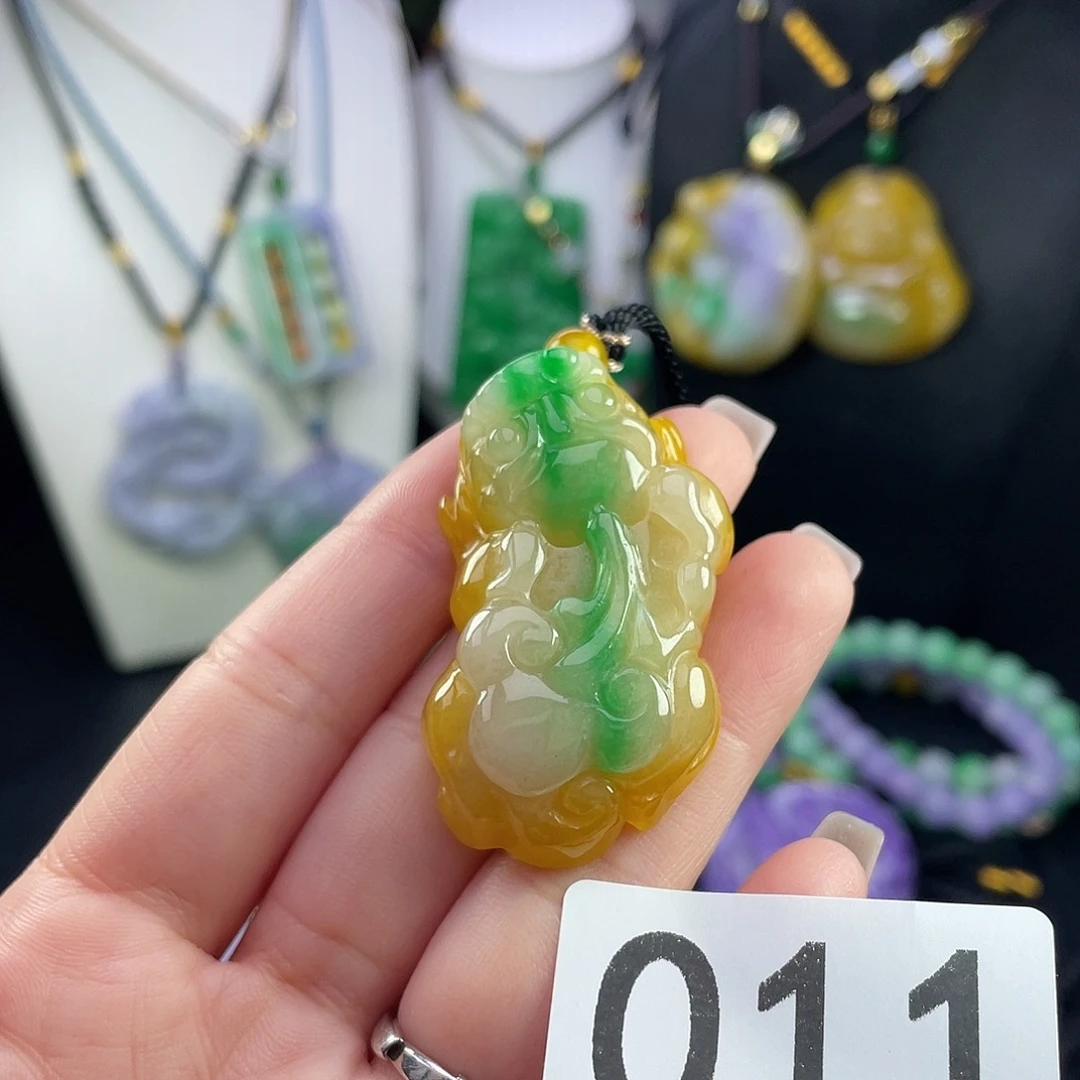 翡翠未镶嵌吊坠(赠链)