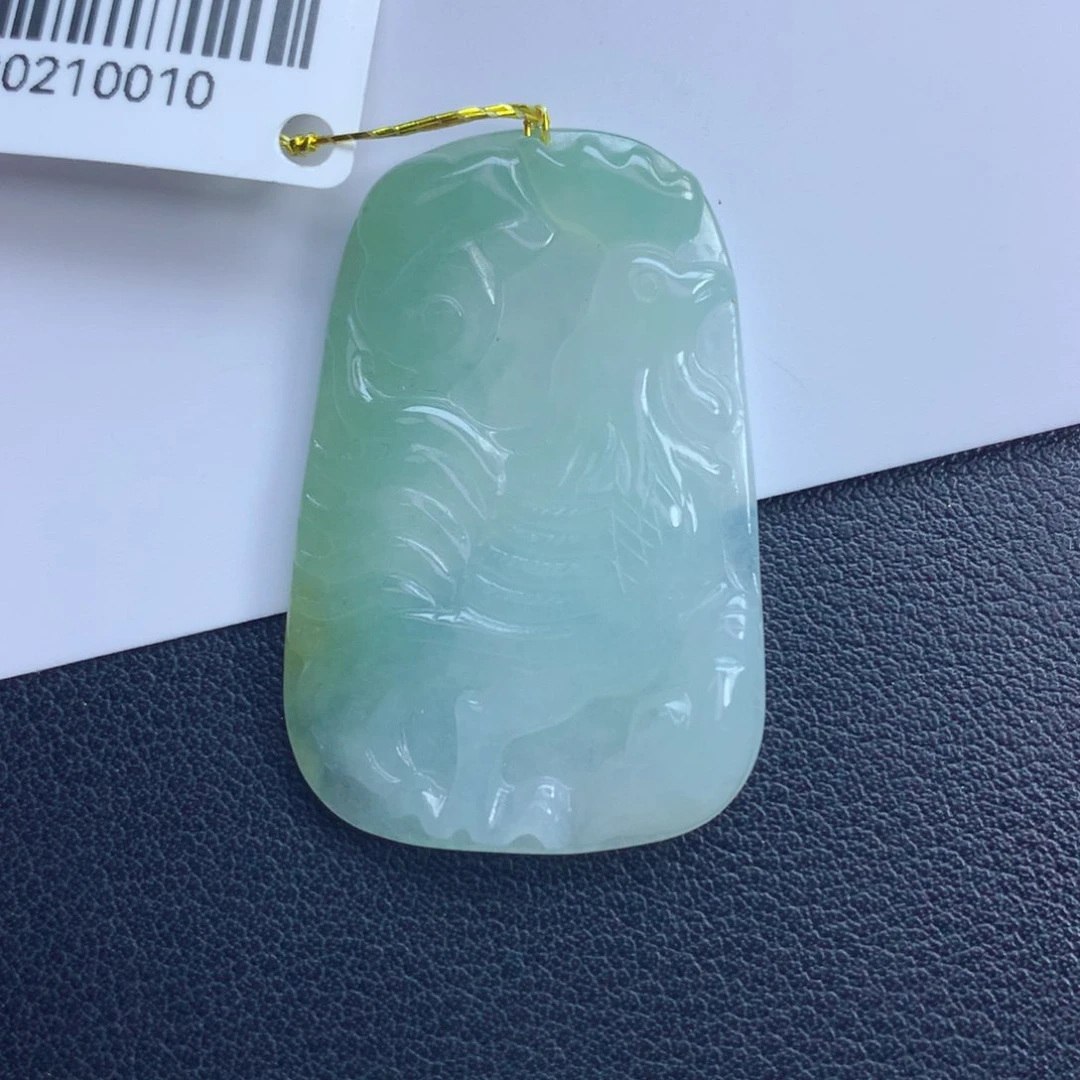 翡翠颈饰未镶嵌金鸡送福