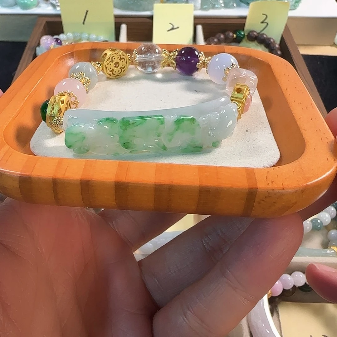 翡翠未镶嵌颈饰手牌白底青辣绿金蟾如意