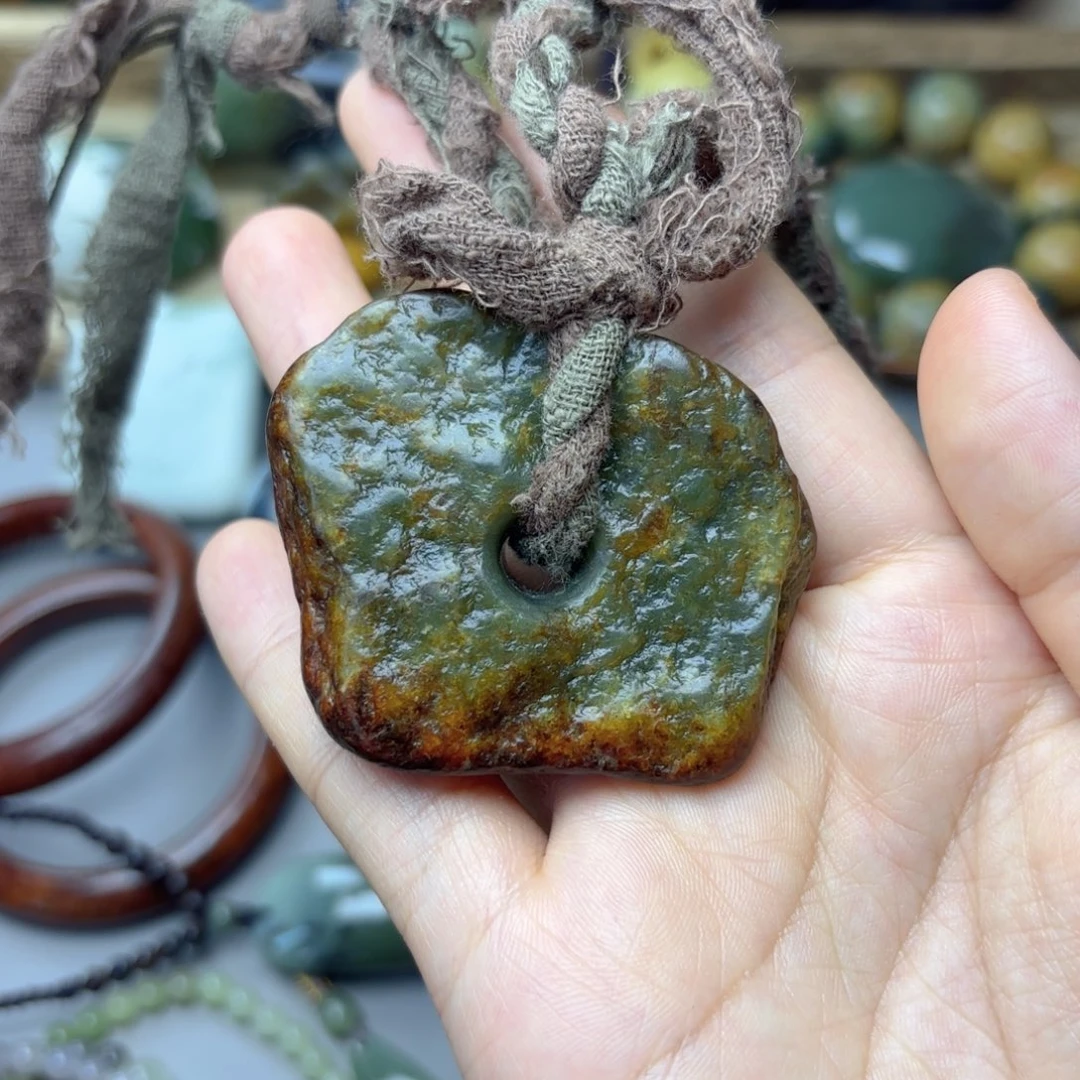 吉***柳透闪石质玉未镶嵌颈饰