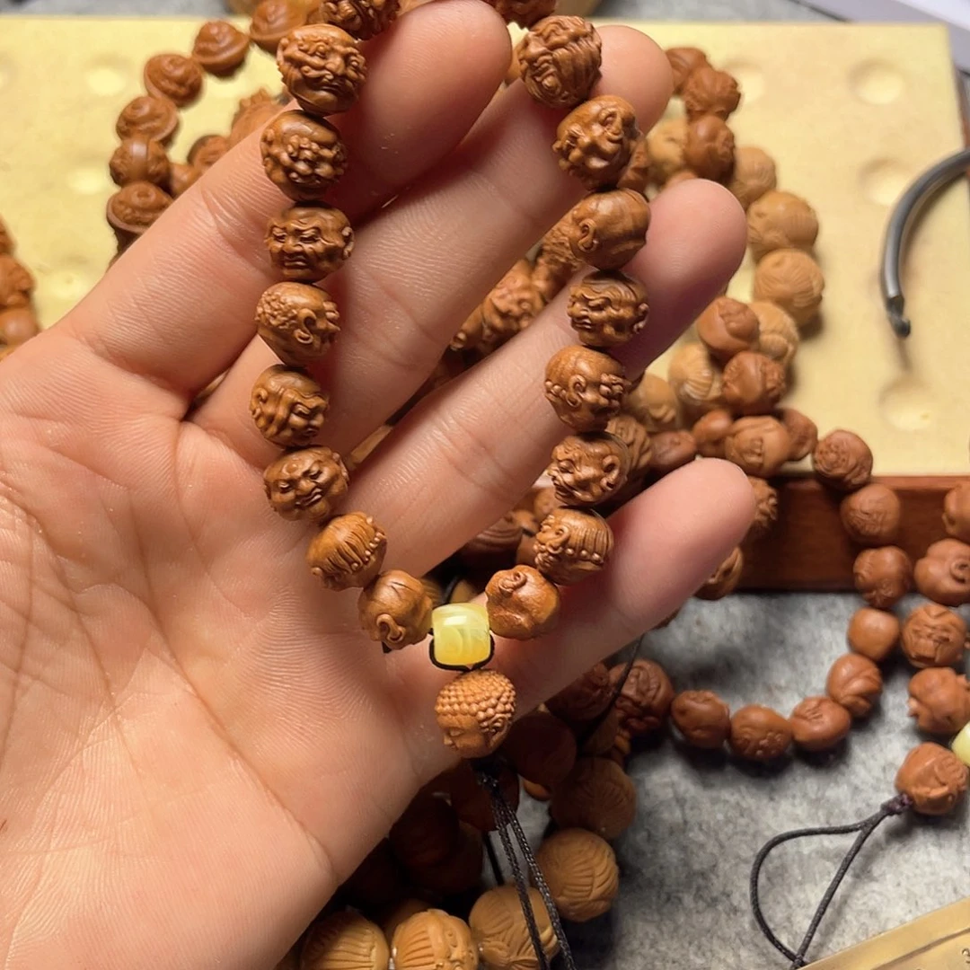 龙纹桃核雕刻虚派罗汉