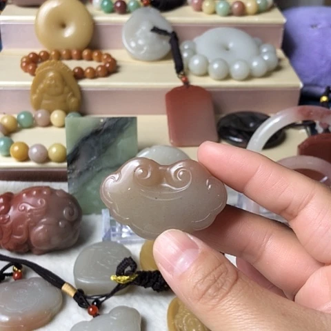 石英质玉未镶嵌颈饰