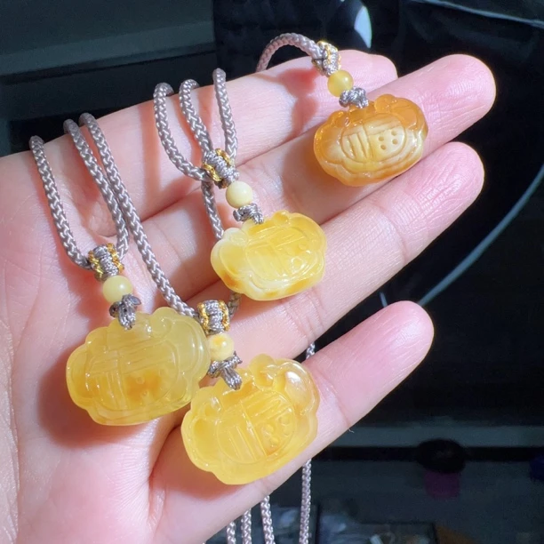 天然蜜蜡宝宝锁吊坠