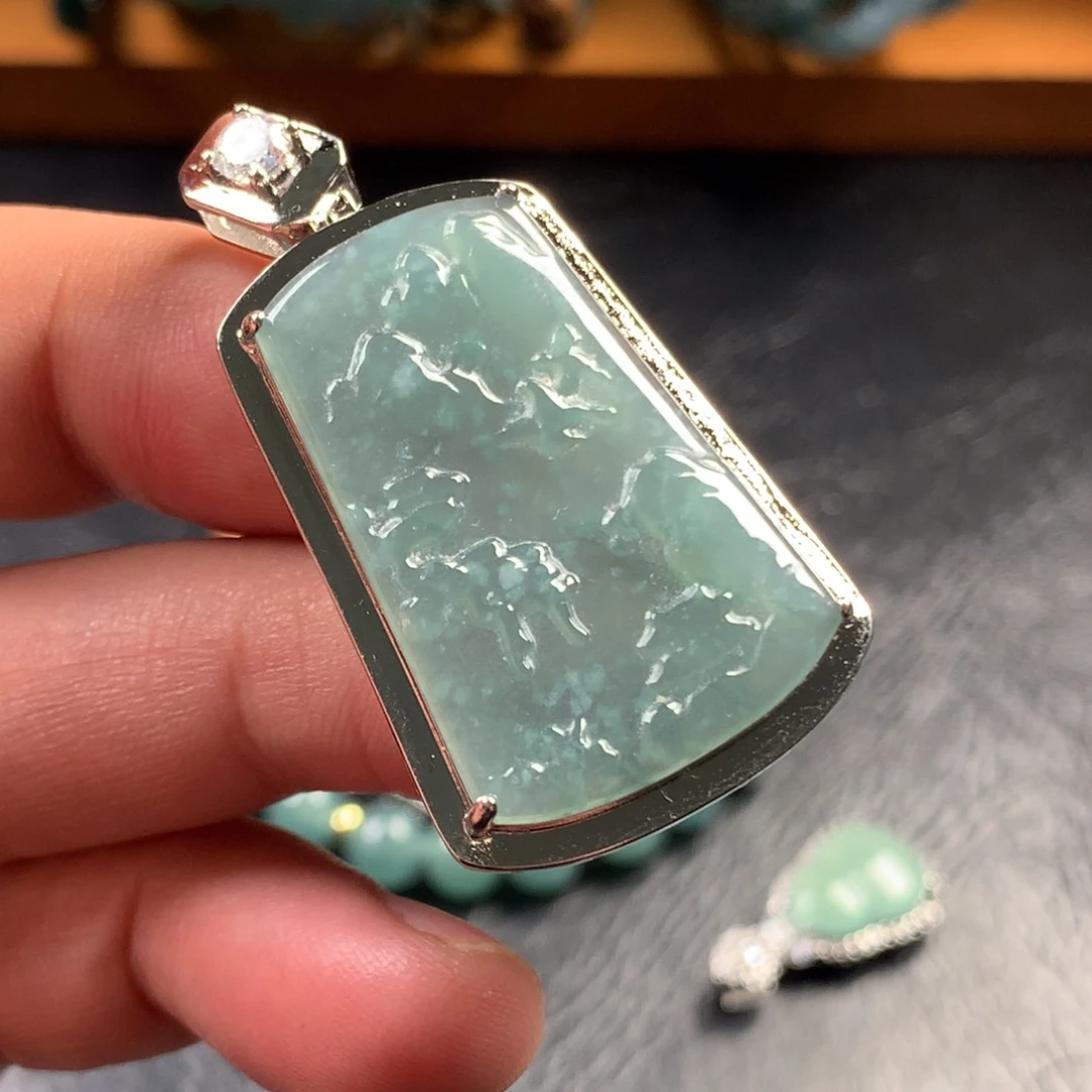 翡翠未镶嵌颈饰山水