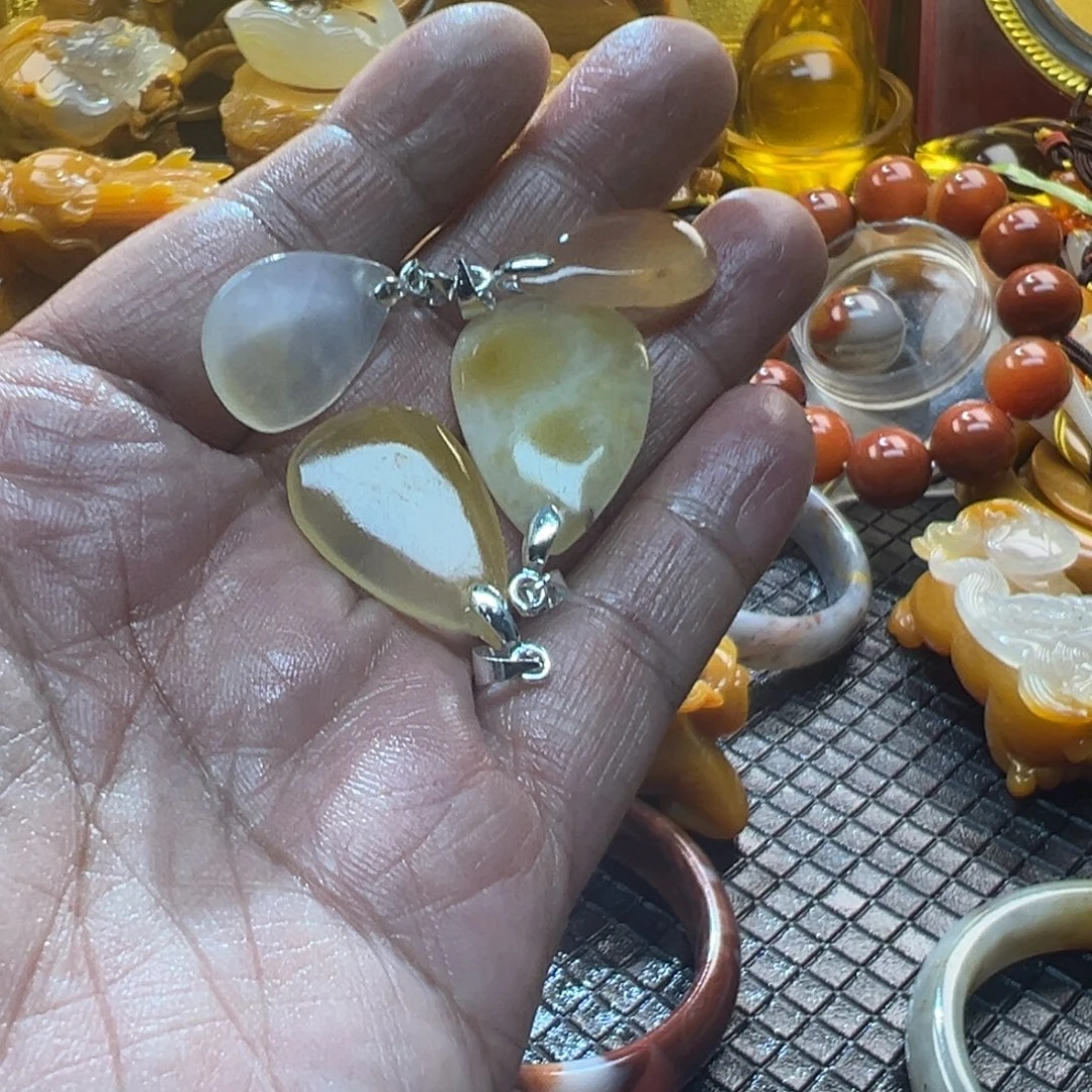 石英质玉未镶嵌颈饰