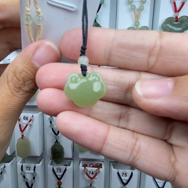 微***钱和田玉未镶嵌颈饰