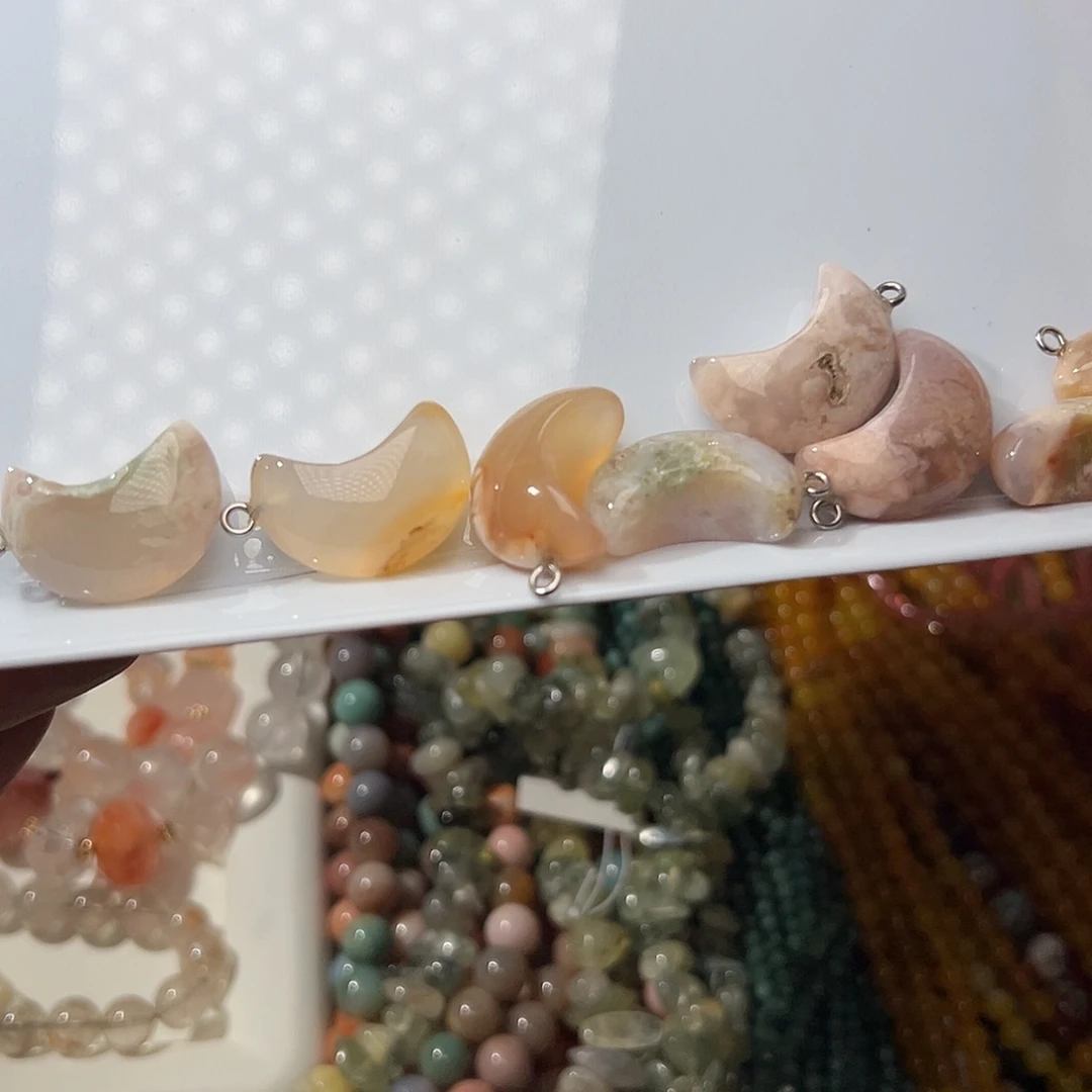 玛瑙/玉髓合金珠宝半成品G562。天然樱花玛瑙月亮吊坠一个